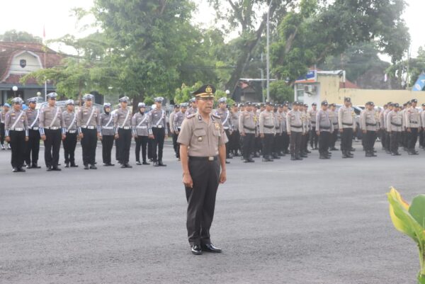 Polres Loteng Gelar Upacara Korps Raport Kenaikan Pangkat Pengabdian.