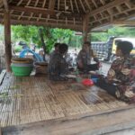 Bhabinkamtibmas Desa Kuta Perkuat Sinergi dengan Warga, Ajak Jaga Kamtibmas dan Waspada Hoaks di Media Sosial