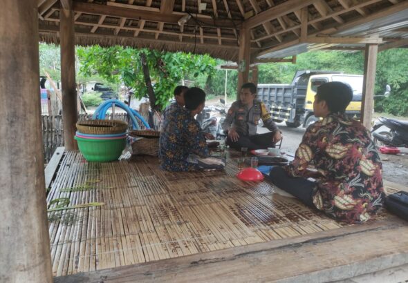 Bhabinkamtibmas Desa Kuta Perkuat Sinergi dengan Warga, Ajak Jaga Kamtibmas dan Waspada Hoaks di Media Sosial