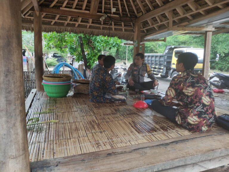 Bhabinkamtibmas Desa Kuta Perkuat Sinergi dengan Warga, Ajak Jaga Kamtibmas dan Waspada Hoaks di Media Sosial