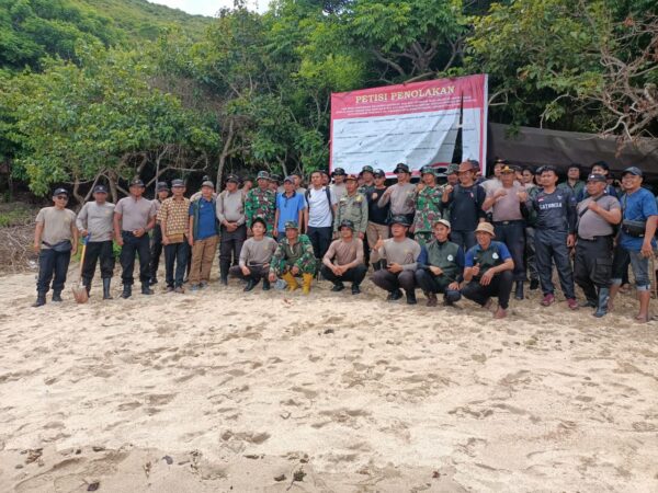Polres Loteng Bersama Tim Gabungan Tertibkan Galian Bekas Tambang Ilegal di Gunung Dundang.
