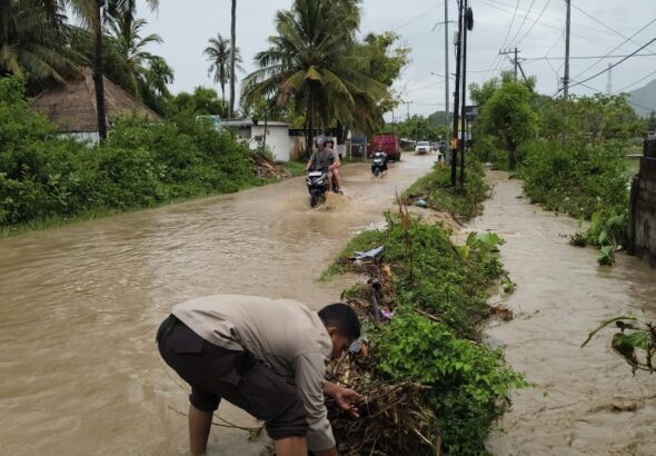 Wujud Kepedulian Polri, Polsek Praya Barat Bantu Warga Hadapi Banjir
