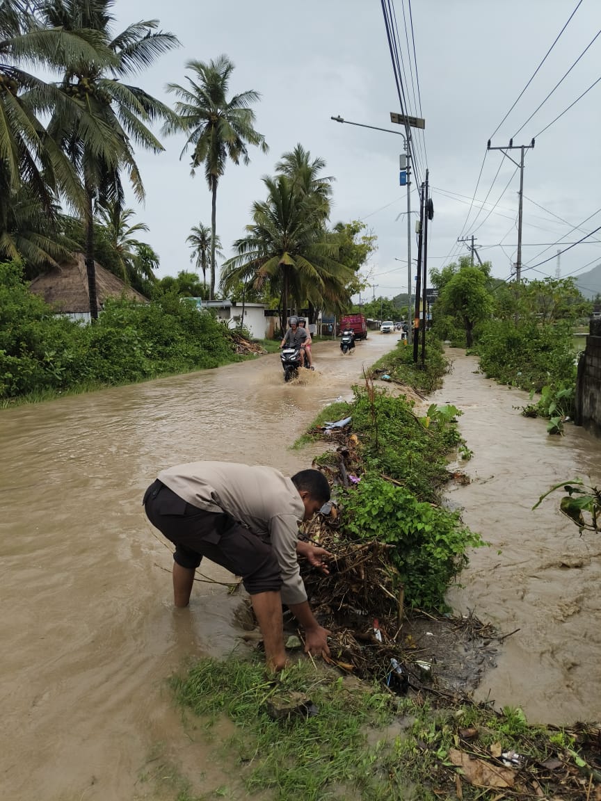 Wujud Kepedulian Polri, Polsek Praya Barat Bantu Warga Hadapi Banjir
