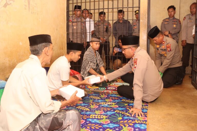 Kapolres lombok tengah AKBP EKO YUSMIARTO,S.I.K berbagi makanan kepada tahanan