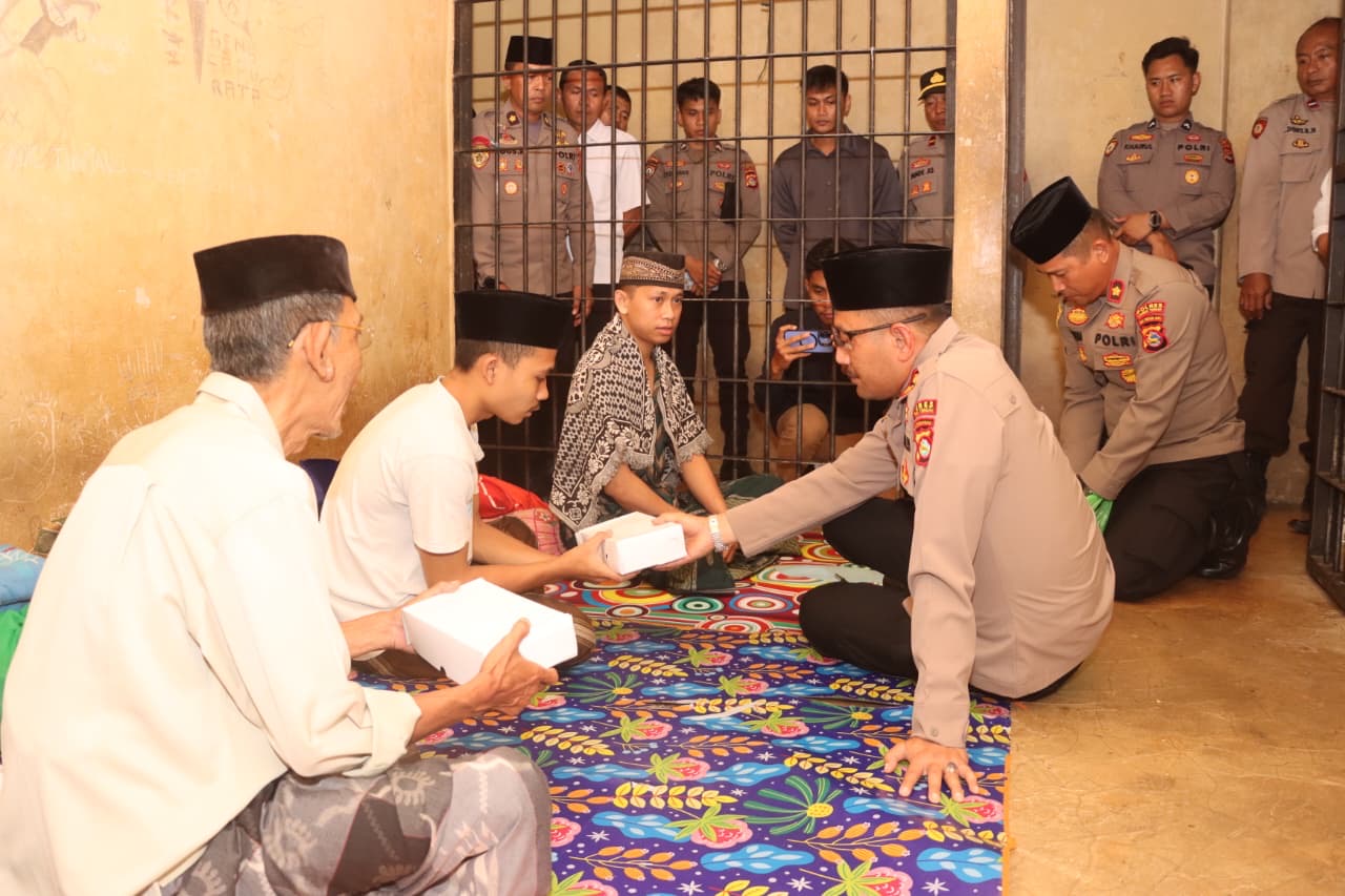 Kapolres lombok tengah AKBP EKO YUSMIARTO,S.I.K berbagi makanan kepada tahanan